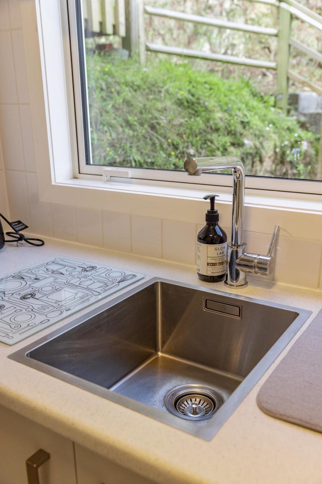 Back Garden Flat With Free On Street Parking And Fiber Wifi - 15 Mins To Ferry, Stadium, Cbd ويلينغتون المظهر الخارجي الصورة